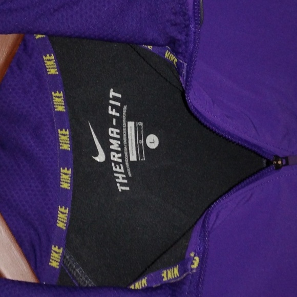 Super clean. Nike long sleeve therma fit - Picture 3 of 4